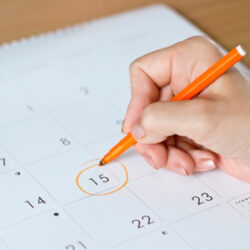 photo fino woman using fertile days calculator